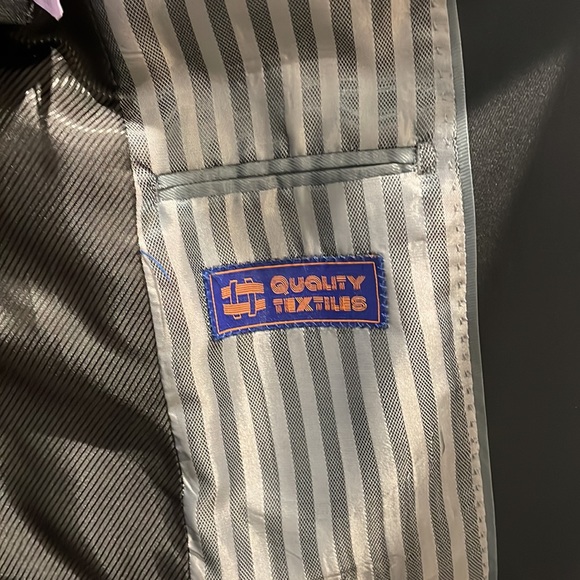 Young man’s  black, Italian fine wool suit sz 34 jacket, 28 pants. - Picture 3 of 10